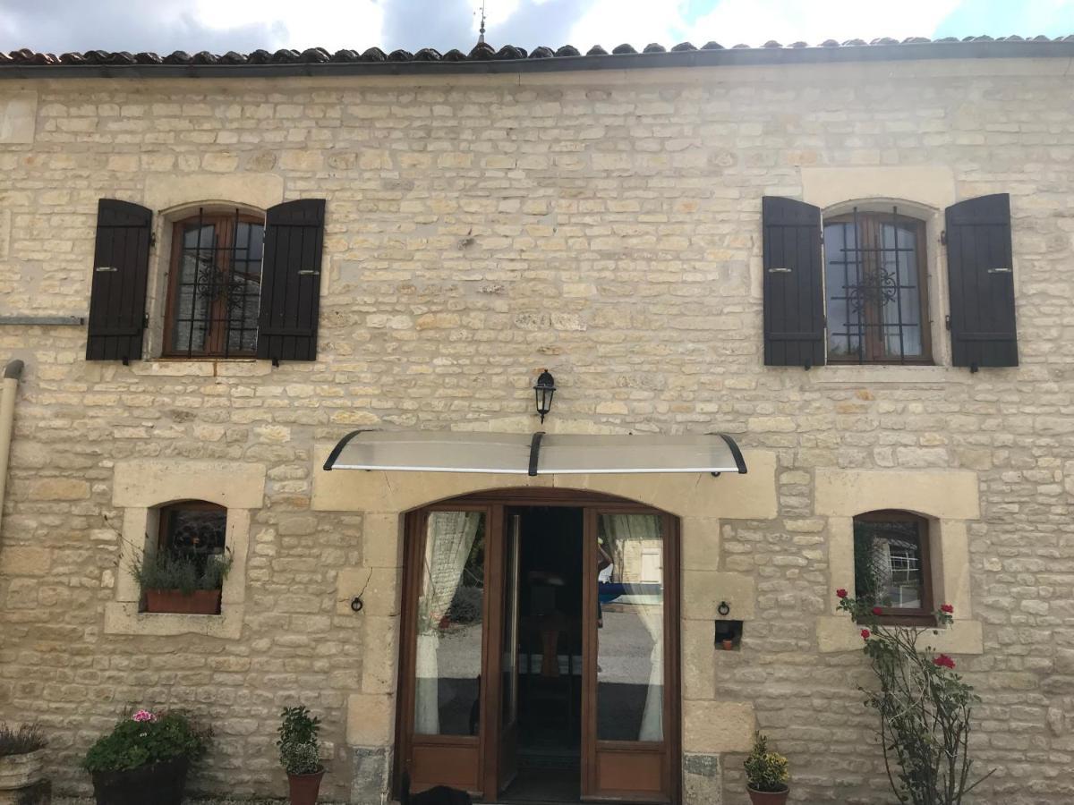 Les Cygnes Noirs Bed & Breakfast Aujac  Exterior foto