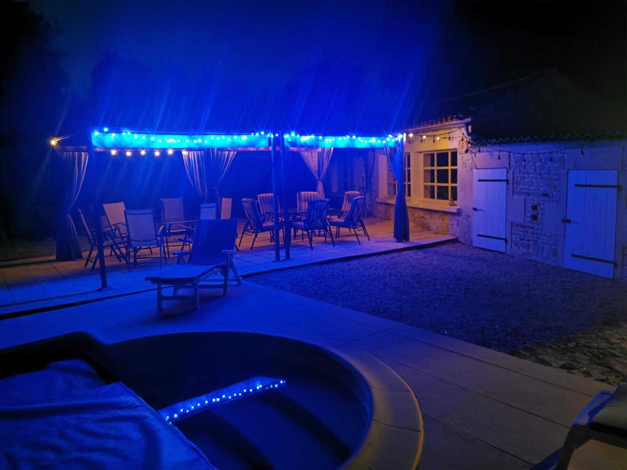 Les Cygnes Noirs Bed & Breakfast Aujac  Exterior foto