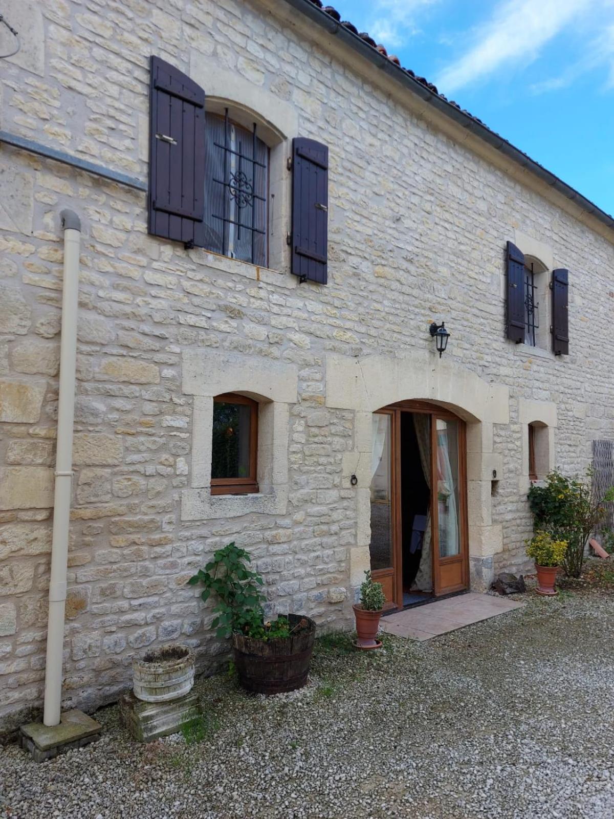 Les Cygnes Noirs Bed & Breakfast Aujac  Exterior foto